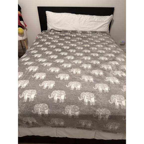 Berkshire Blanket Gray Elephant Plush Oversized Throw 58x84 Embossed New England - Picture 3 of 6